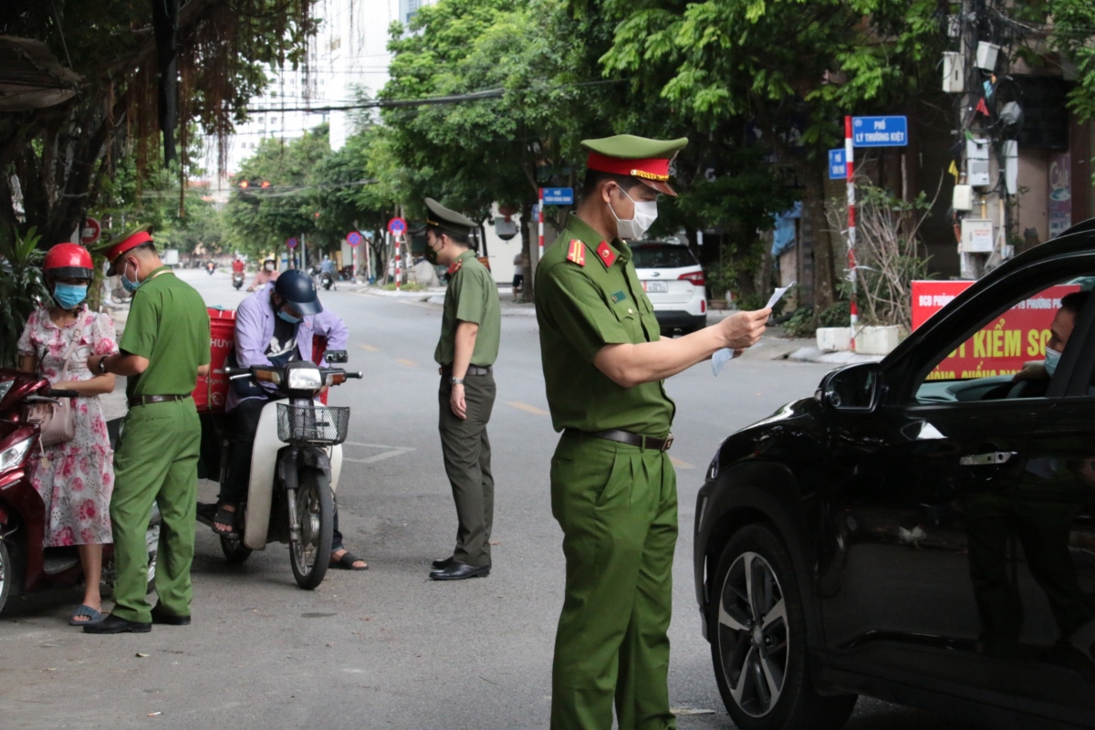 Tổ tuần tra xử lý 45 trường hợp không có giấy đi đường ở Hà Nội