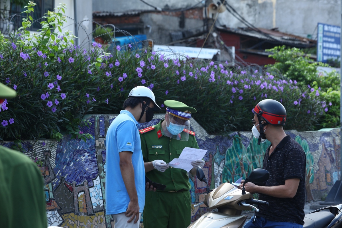 Hà Nội đổi chính sách giấy đi đường xoành xoạch, doanh nghiệp "khóc ròng"