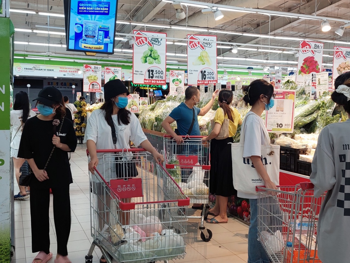 Nhiều người Hà Nội chen chân đi siêu thị sau khi nới lỏng giãn cách