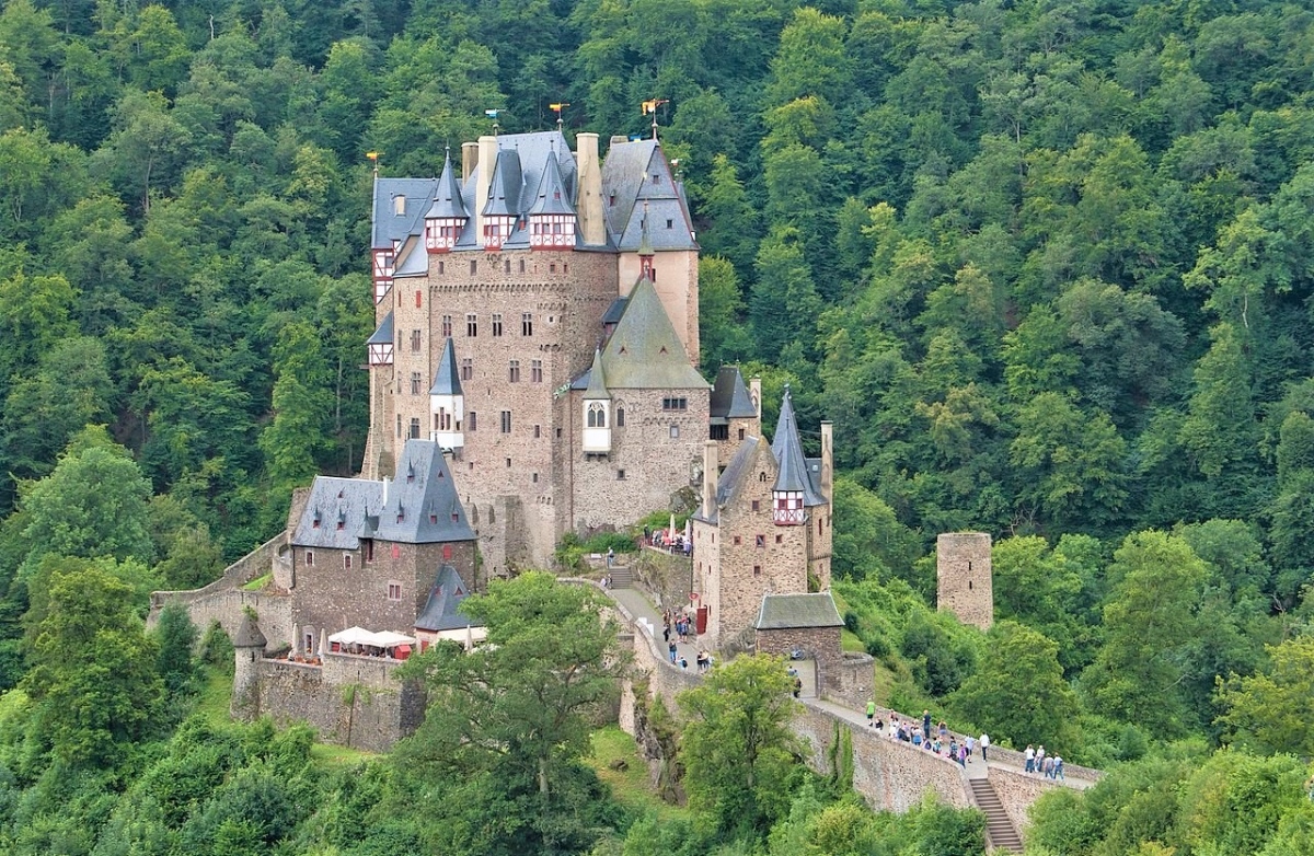 Điều gì làm cho lâu đài Eltz trở nên độc đáo và nổi tiếng?