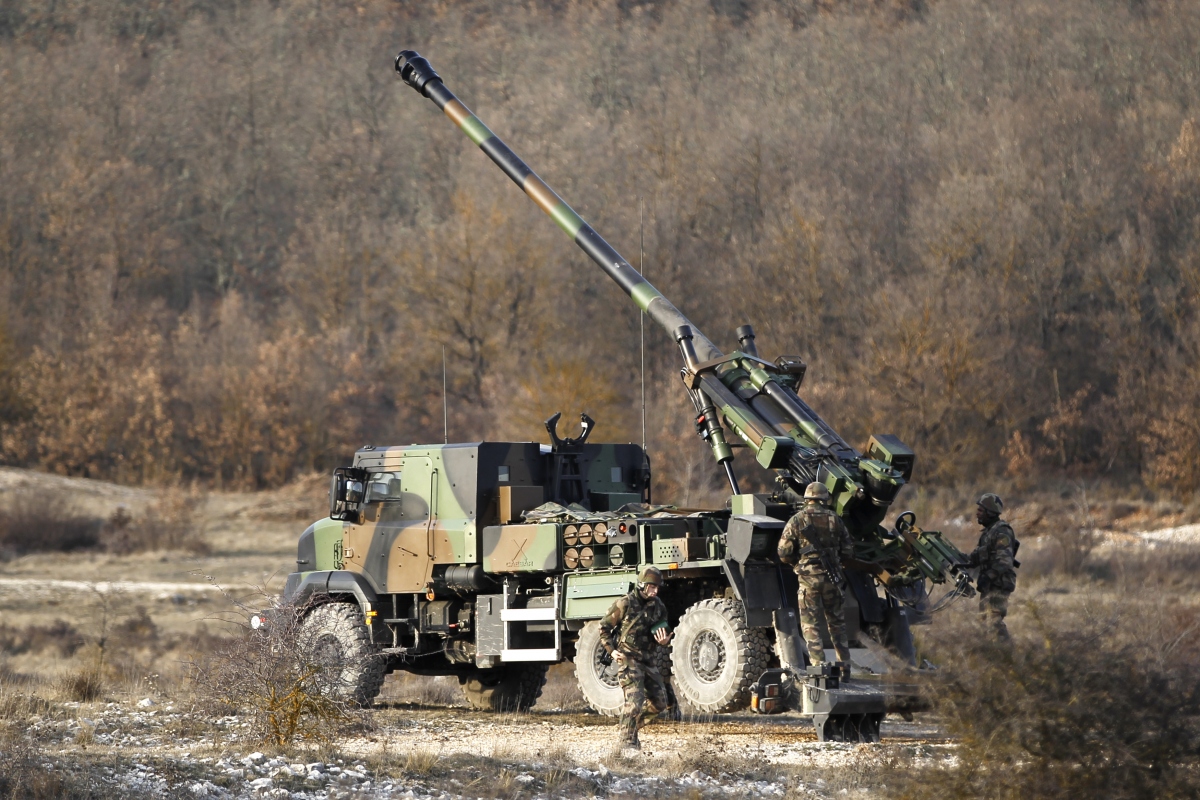 Séc tăng cường sức mạnh quân sự bằng hợp đồng mua 52 pháo tự hành từ Pháp
