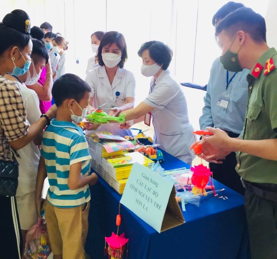 Gần 100 bệnh nhi ở Sơn La nhận quà Trung thu qua những gian hàng 0 đồng