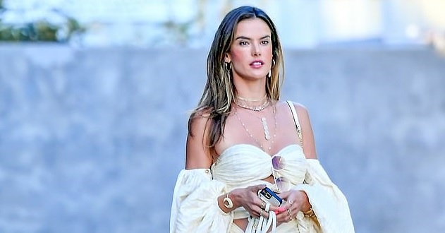 "Thiên thần nội y" Alessandra Ambrosio quyến rũ ở tuổi 40