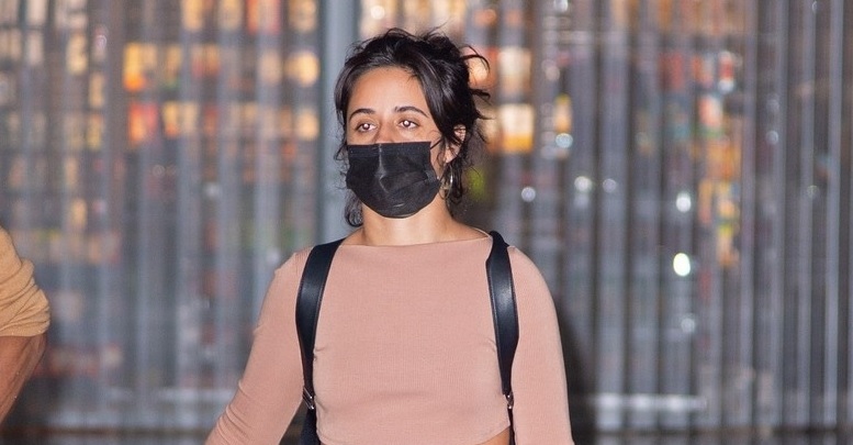 Ca sĩ Camila Cabello lên đồ với croptop tái xuất tại sân bay JFK