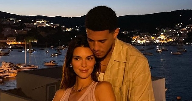 Khoảnh khắc lãng mạn của Kendall Jenner và bạn trai kém tuổi bên bờ biển ở Italy