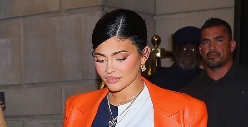 Kylie Jenner phối đồ sành điệu, khoe bụng bầu tại Tuần lễ thời trang New York