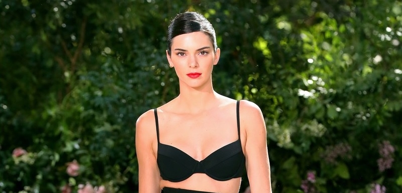 Kendall Jenner "thống trị" sàn catwalk với nhan sắc cực phẩm