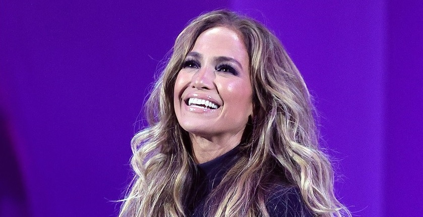 Jennifer Lopez diện đồ cut-out khoe body "bốc lửa" ở tuổi 52