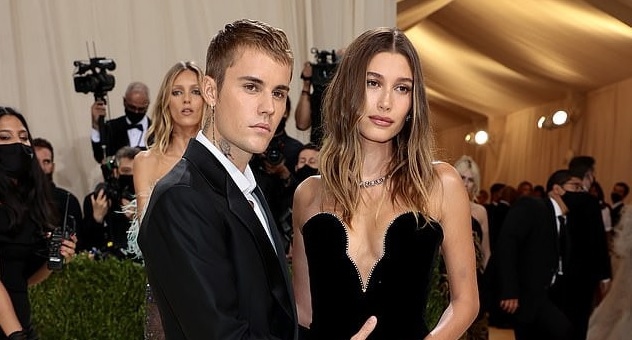 Vợ Justin Bieber bị đồn đoán mang thai sau bức ảnh chồng chạm tay lên bụng