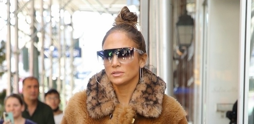 Jennifer Lopez diện áo lông thú hàng hiệu ra phố