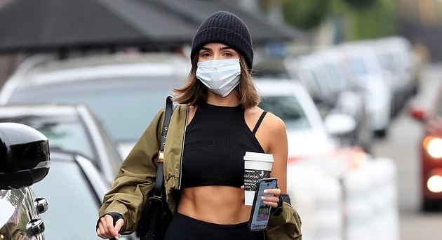 Hoa hậu Olivia Culpo diện croptop khoe cơ bụng săn chắc trên phố