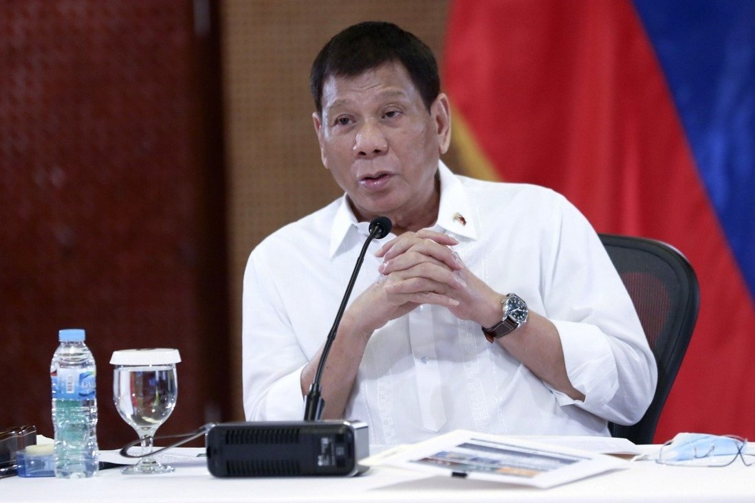 Tổng thống Philippines xem xét bắt buộc người dân tiêm vaccine Covid-19
