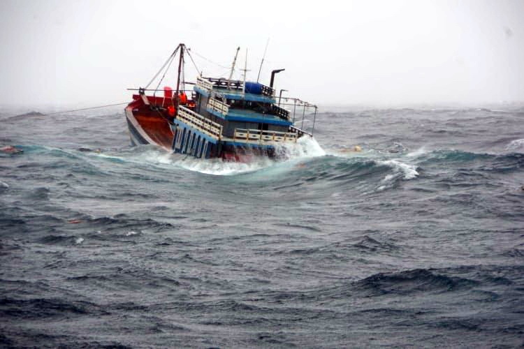 Tàu Cảnh sát biển đưa ngư dân, thuyền viên gặp nạn trong bão số 5 vào bờ an toàn