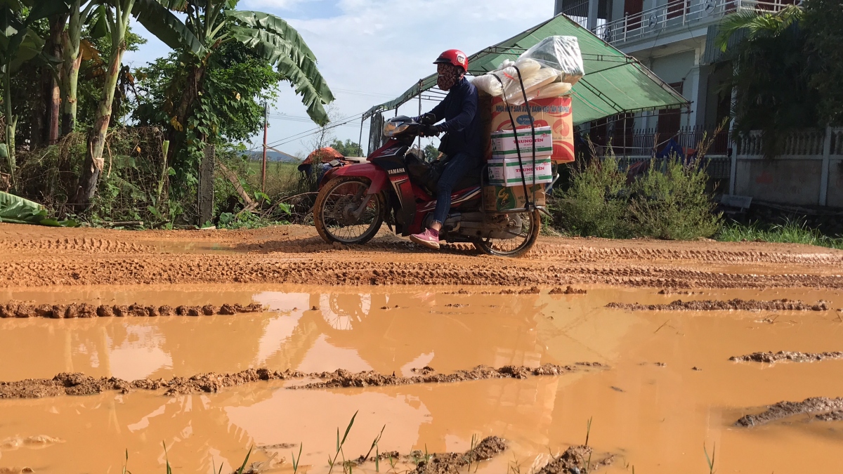 Dân khốn khổ vì đường cứu nạn, bùn đất lầy như lội ruộng