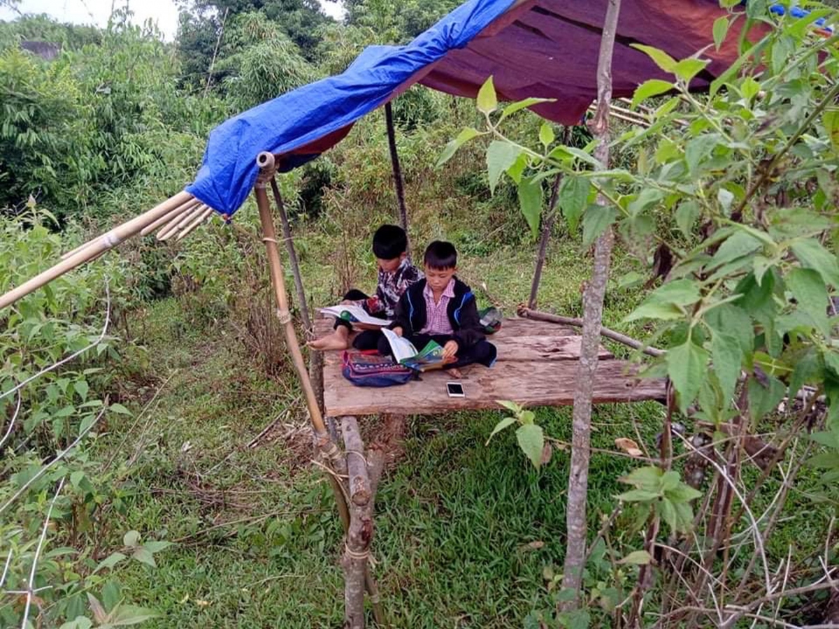 Học trò vùng cao xứ Nghệ đùm cơm, đi bộ hàng chục km “hứng" sóng 3G học online