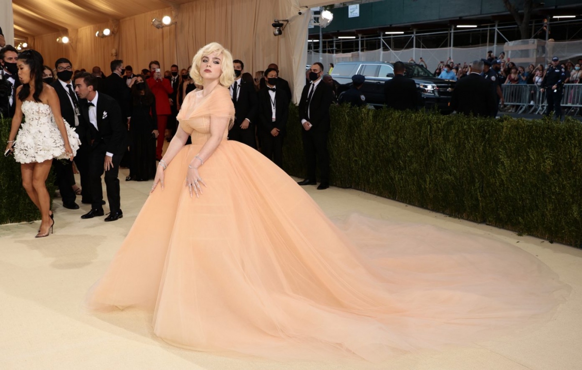 Đằng sau bộ váy đẹp lộng lẫy của Billie Eilish tại Met Gala là một thỏa thuận về động vật