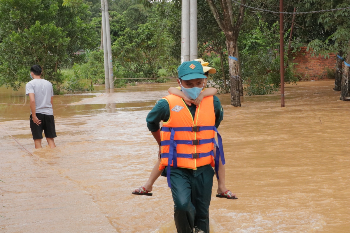 Nước suối dâng cao, nhiều nhà dân ở Bình Phước bị ngập