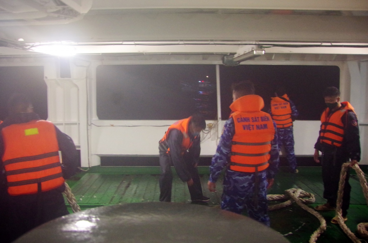 Tàu Cảnh sát biển cứu thành công 13 thuyền viên gặp nạn
