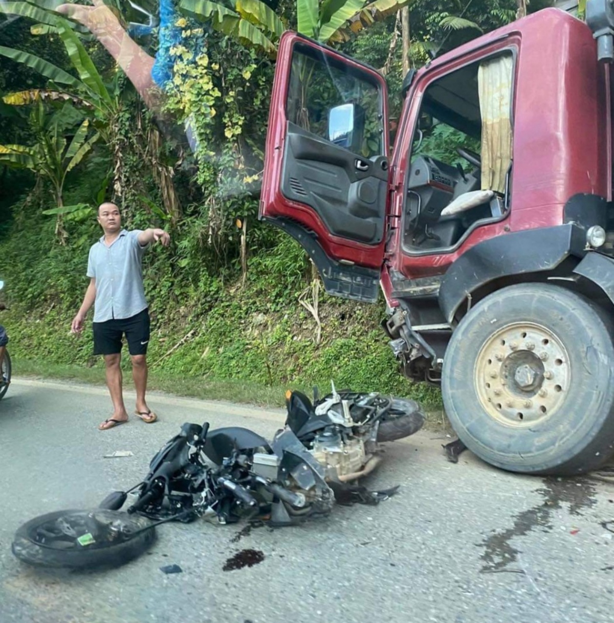 Xe máy đấu đầu ô tô khiến 1 người tử vong ở Bắc Kạn