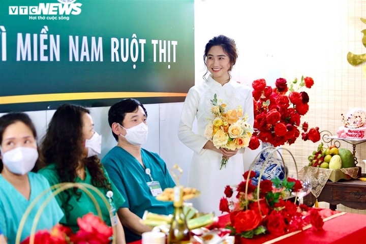 Đám cưới qua điện thoại của nữ điều dưỡng Hà Nội tại BV dã chiến TP.HCM