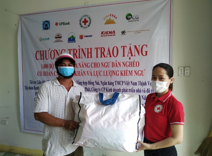 Đà Nẵng, Phú Yên trao 2.000 bộ áo phao cứu sinh cho ngư dân