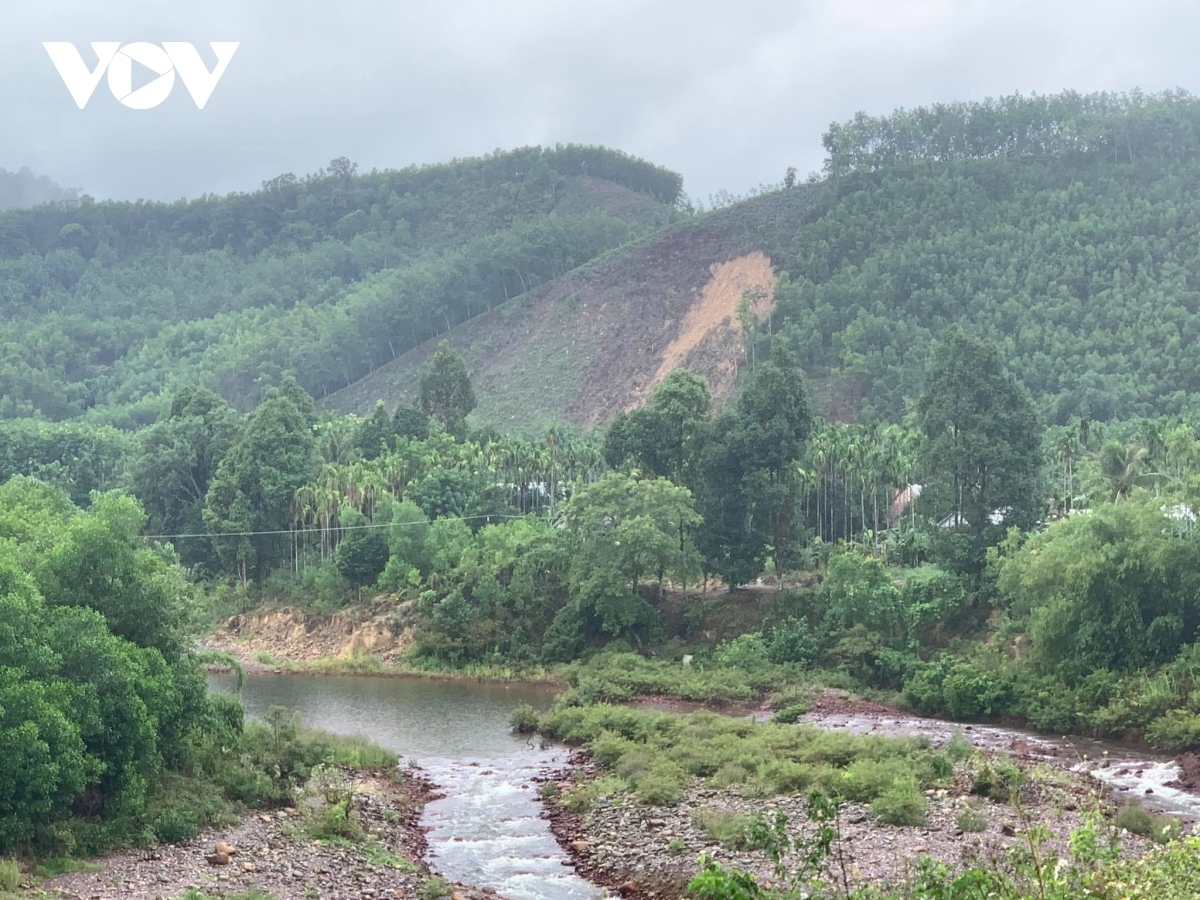 Thừa Thiên Huế: 34 người dân mắc kẹt trong rừng, 12 người chưa liên lạc được