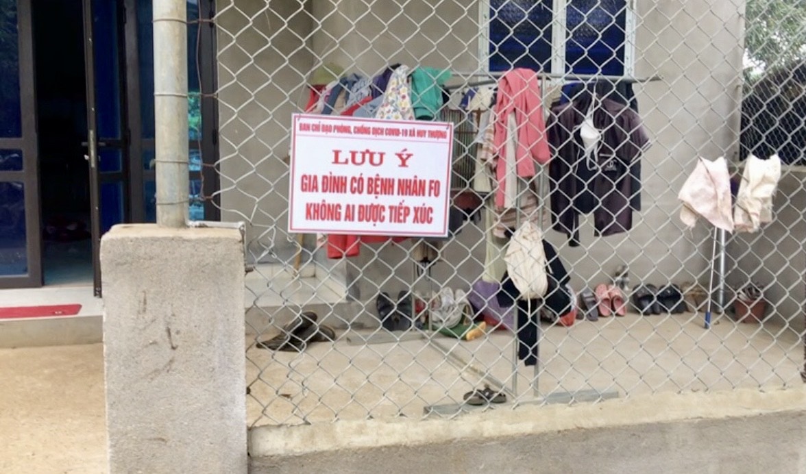 Tổ COVID-19 cộng đồng tại Sơn La đi chợ giúp người dân vùng giãn cách