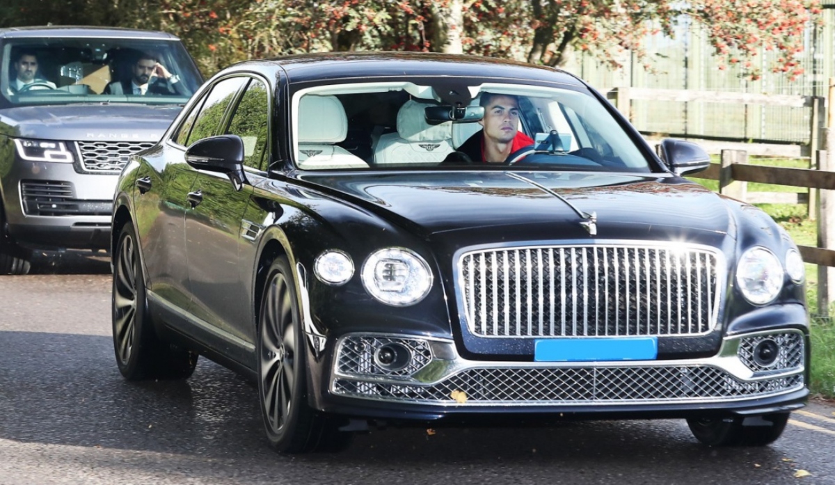 Ronaldo cầm lái Bentley Flying Spur trị giá gần 300.000 USD