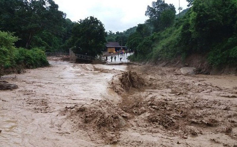 Hoàn lưu bão số 6 tiếp tục gây mưa lớn tại miền Trung