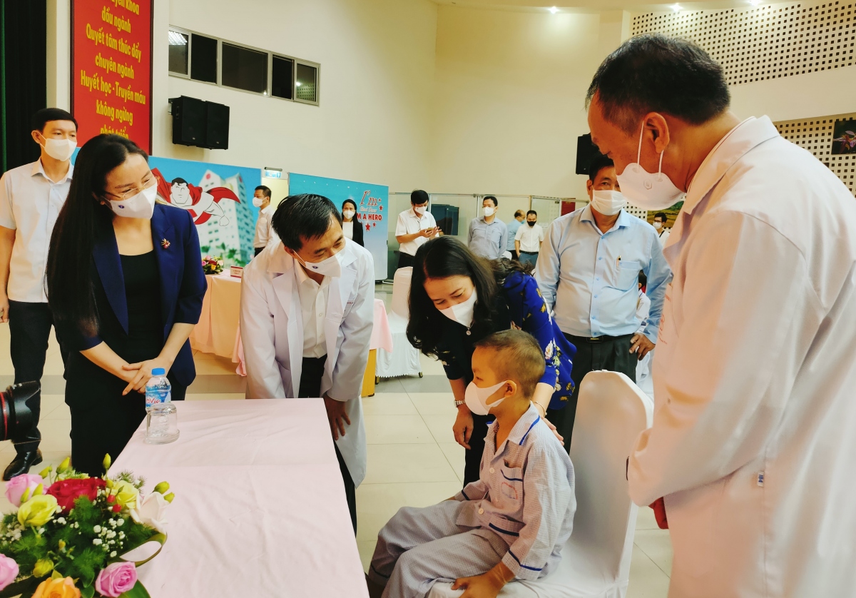 Phó Chủ tịch nước Võ Thị Ánh Xuân tặng quà bệnh nhi ung thư