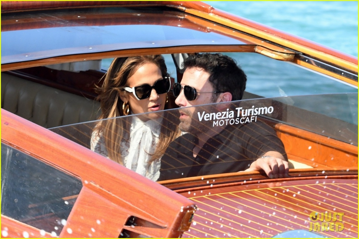 Jennifer Lopez diện đầm ren quyến rũ, sánh đôi tình tứ bên bạn trai ở Venice