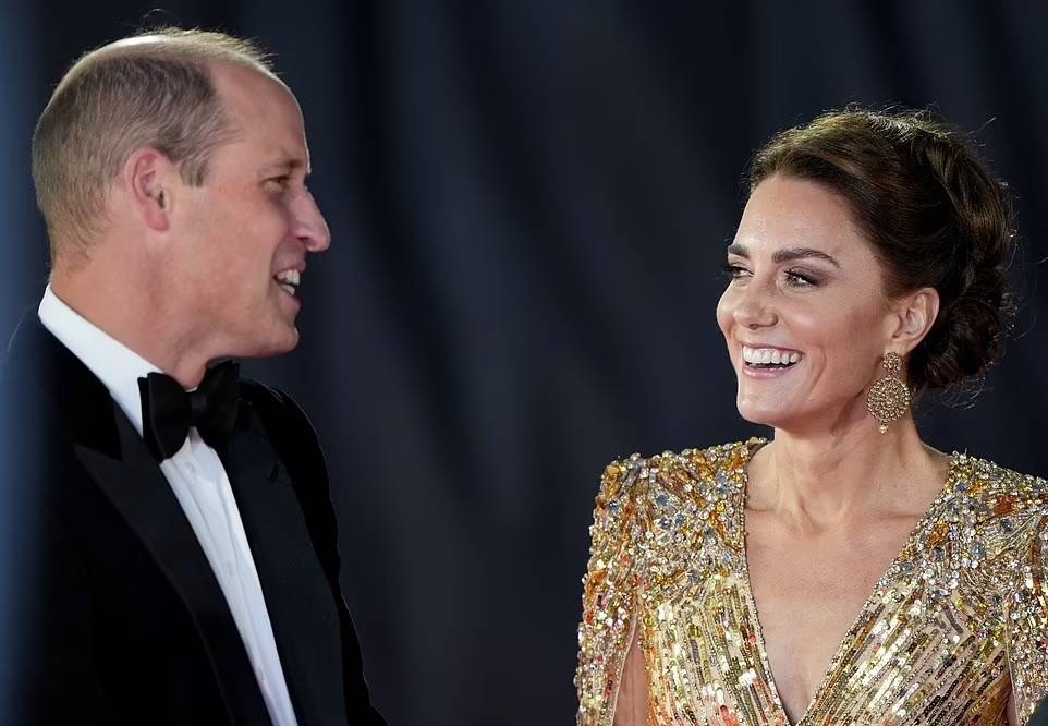 Công nương Kate sánh đôi cùng Hoàng tử William dự công chiếu bom tấn James Bond