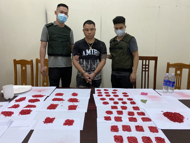Bắt đối tượng giấu hơn 10.000 viên ma túy trong bình xăng ô tô ở Lạng Sơn