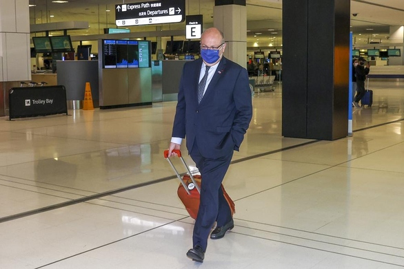 Đại sứ Pháp kéo vali rời Australia, chỉ ước có cỗ máy thời gian
