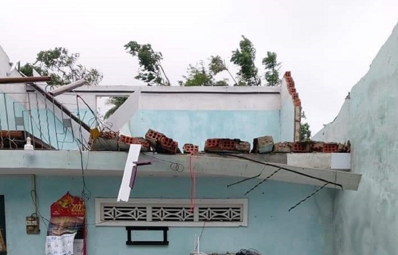 Quảng Ngãi: Hàng chục nhà bị tốc mái, hư hỏng, 10 tàu cá còn trong vùng nguy hiểm