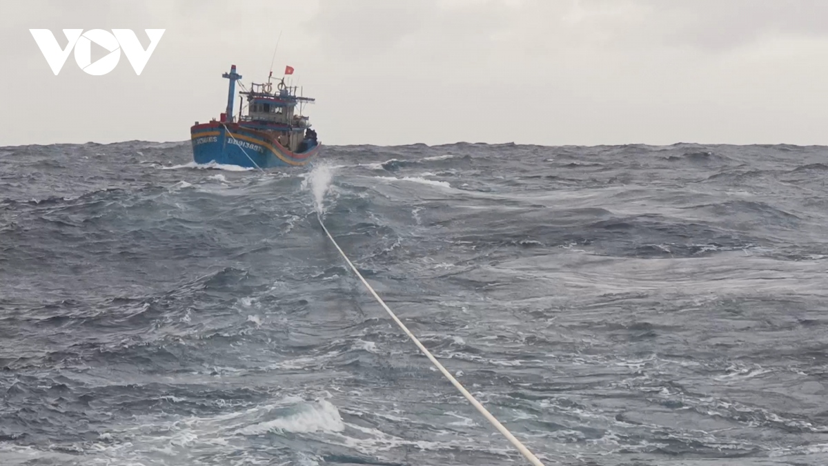 23 tàu cá đang chủ động di chuyển tránh khu vực nguy hiểm của bão số 6