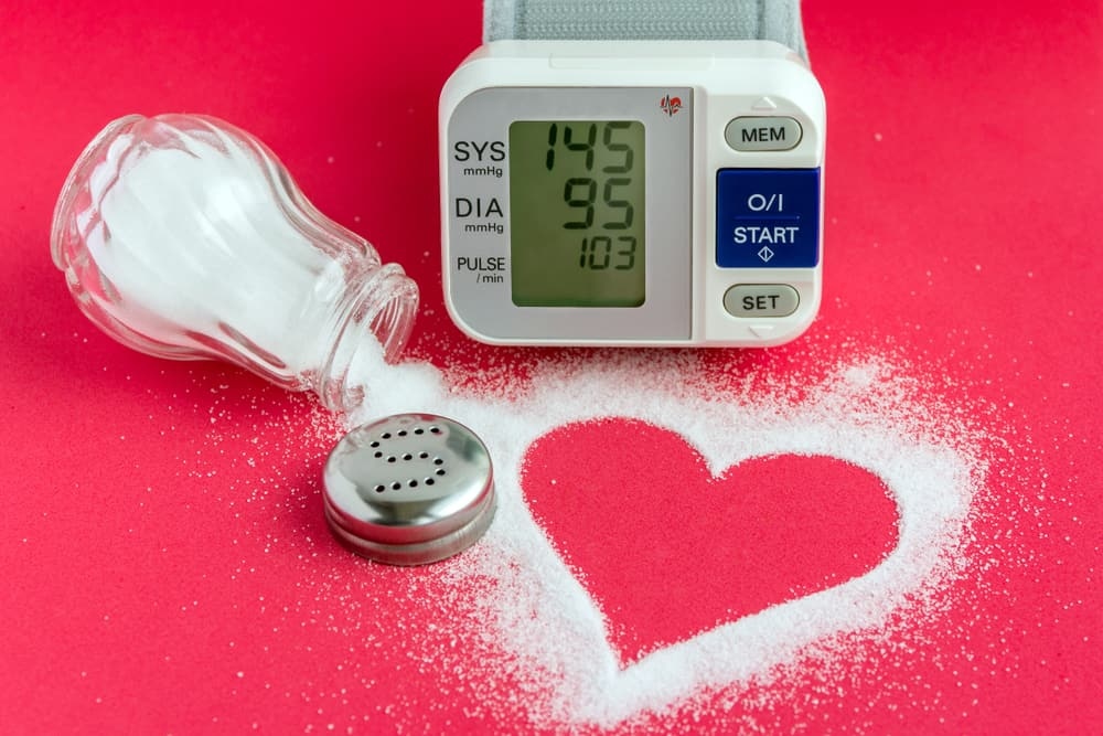 "Ăn mặn" làm tăng nguy cơ tử vong do bệnh tim mạch và COVID-19