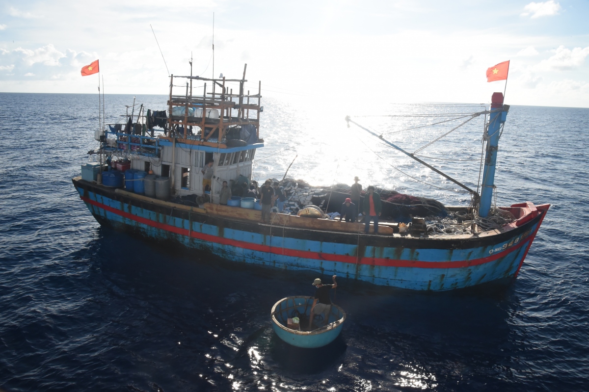 Tàu KN462 hỗ trợ lương thực, thuốc men cho tàu cá QNg 94858 TS