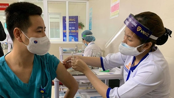 Hà Nội đẩy nhanh tiêm đủ 2 mũi vaccine cho nhân viên y tế