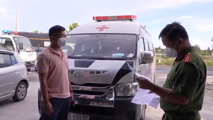 Lợi dụng xe cứu thương, 2 tài xế chở 5 người từ vùng dịch về Kiên Giang