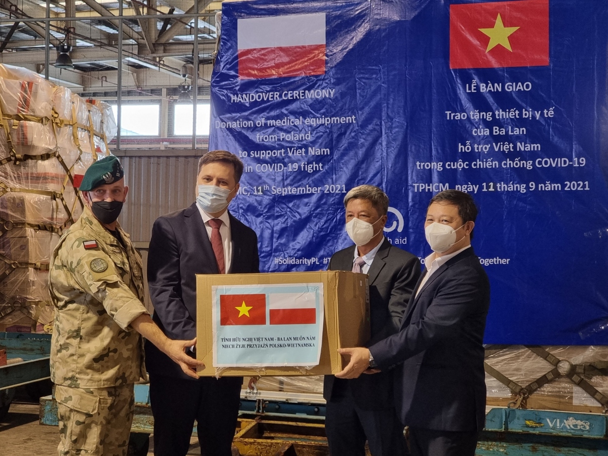 Chính phủ Ba Lan viện trợ Việt Nam lô hàng trang thiết bị y tế gần 84 tỷ đồng