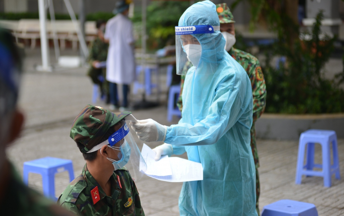 TP.HCM tiêm vaccine mũi 2 cho chiến sĩ Quân đoàn 4 làm nhiệm vụ ở “vùng đỏ”