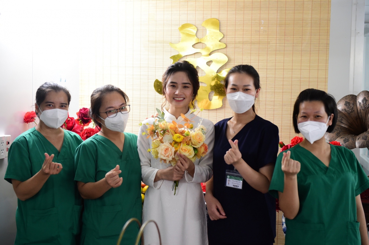 Đám cưới online của nữ điều dưỡng chống dịch tại TP.HCM: Có lẽ em là cô dâu đặc biệt nhất