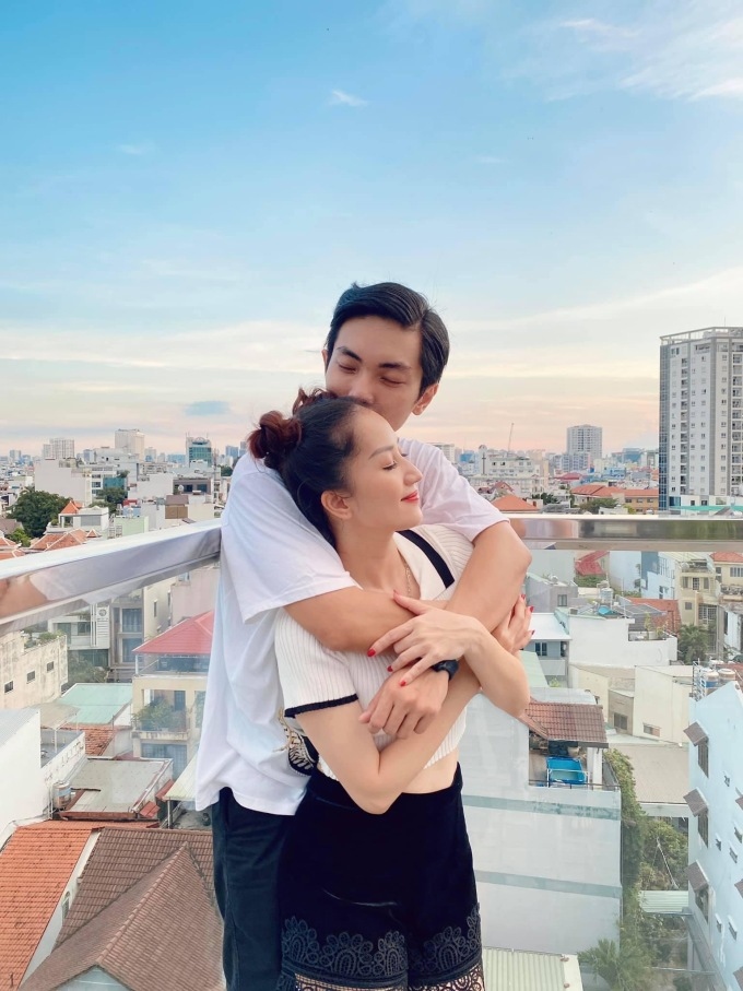 Chuyện showbiz: Phan Hiển ngọt ngào hôn bà xã Khánh Thi