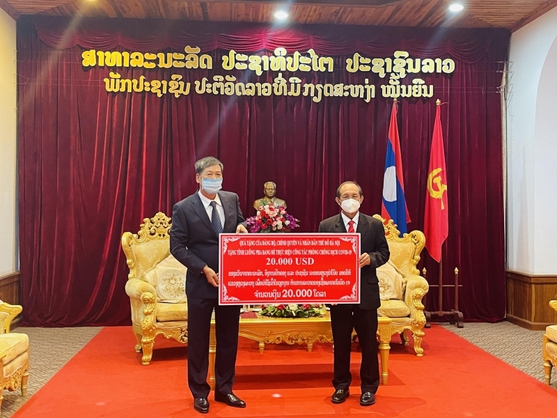 Thành phố Hà Nội hỗ trợ tỉnh Luangprabang 20.000 USD chống dịch Covid-19