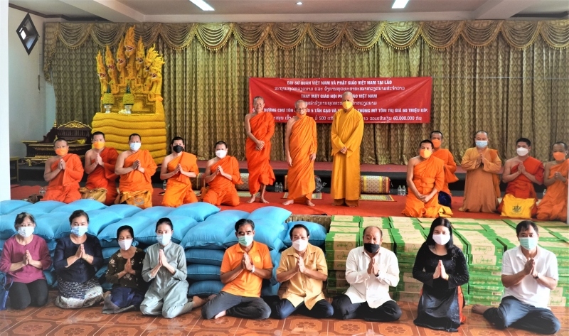 Giáo hội Phật giáo Việt Nam hỗ trợ Chư tôn đức Lào phòng chống Covid-19