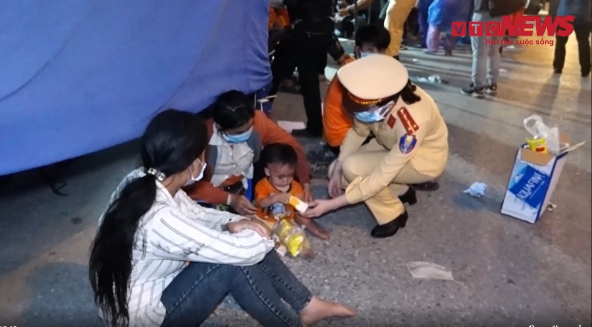 CSGT Hà Nội dẫn đường cho đoàn người vượt 2.000 km từ Bình Dương về quê