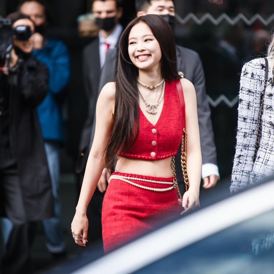 Jennie (BLACKPINK) quyến rũ, khoe eo thon trong thiết kế đỏ rực của Chanel