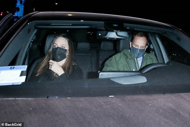Angelina Jolie hẹn hò ăn tối cùng chồng cũ ở Mỹ