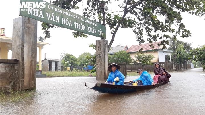 Mưa lớn ở Huế, nước ngập quốc lộ, dân chèo thuyền trên đường